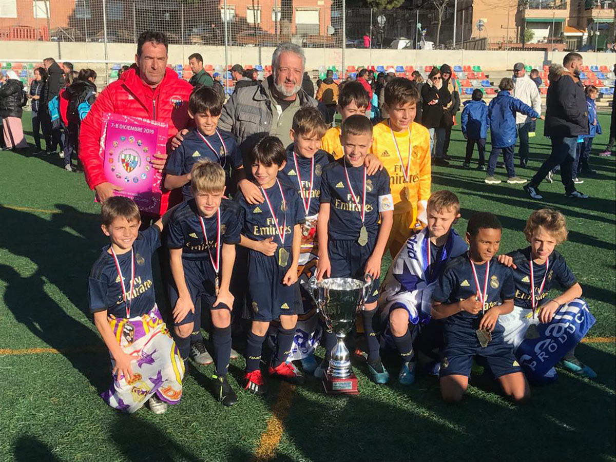 Miguel Gallardo i Carlos Murciano, vicepresident i president del Can Rull, amb el campió del torneig | Adrián Arroyo